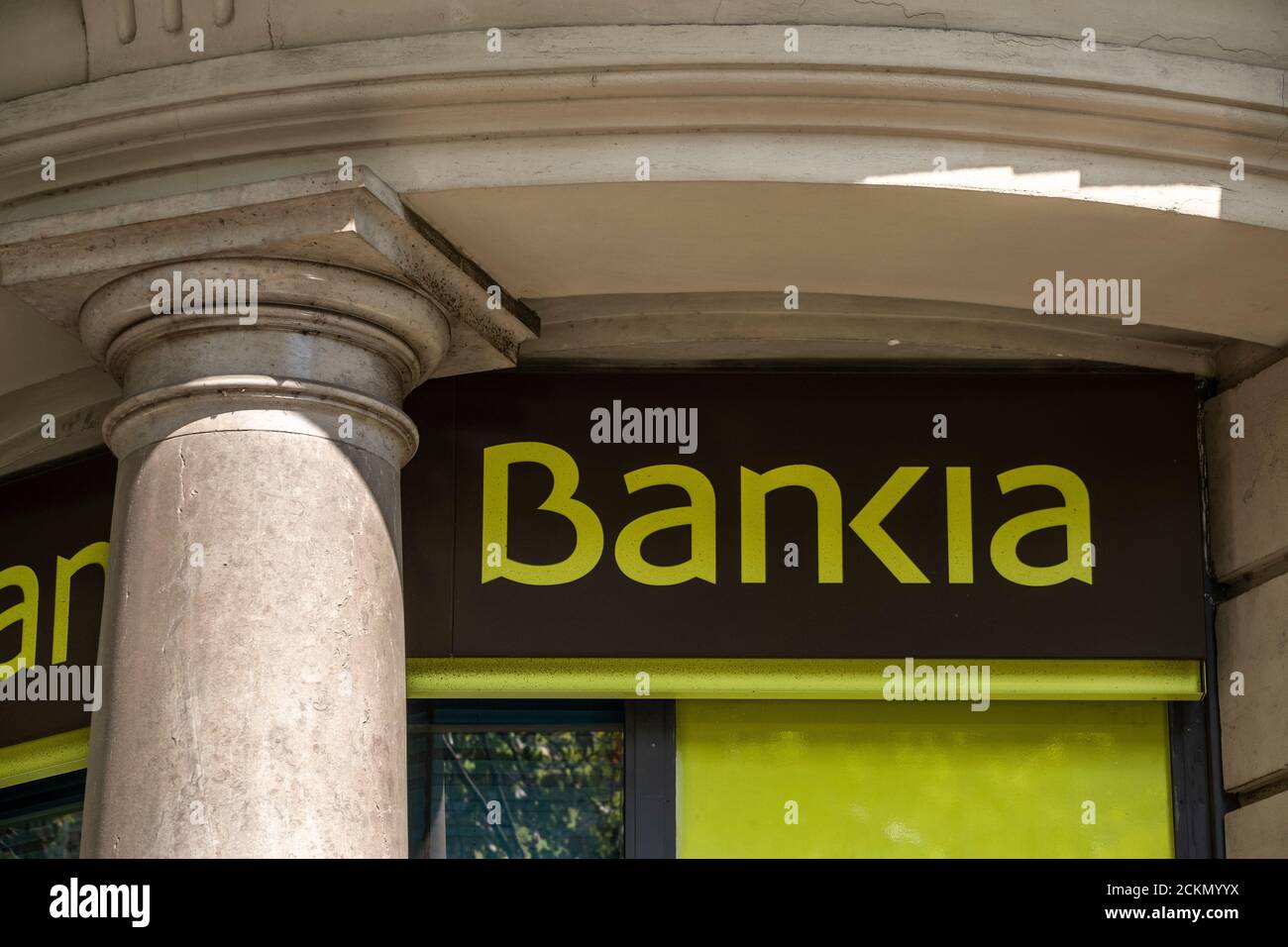 Barcelone, Espagne. 16 septembre 2020. Le logo Bankia est visible sur la façade de l'un de ses bureaux bancaires à Barcelone. Les conseils d'administration des entités bancaires espagnoles CaixaBank et Bankia approuveront la fusion des deux entités en une nouvelle banque qui deviendra la première banque espagnole dans la classification des actifs. Crédit : SOPA Images Limited/Alamy Live News Banque D'Images