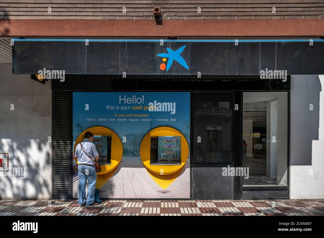 Barcelone, Espagne. 16 septembre 2020. Un homme est vu effectuer des transactions à un guichet automatique CaixaBank.les conseils d'administration des entités bancaires espagnoles CaixaBank et Bankia approuveront la fusion des deux entités en une nouvelle banque qui deviendra la première banque espagnole en matière de classification d'actifs. Crédit : SOPA Images Limited/Alamy Live News Banque D'Images