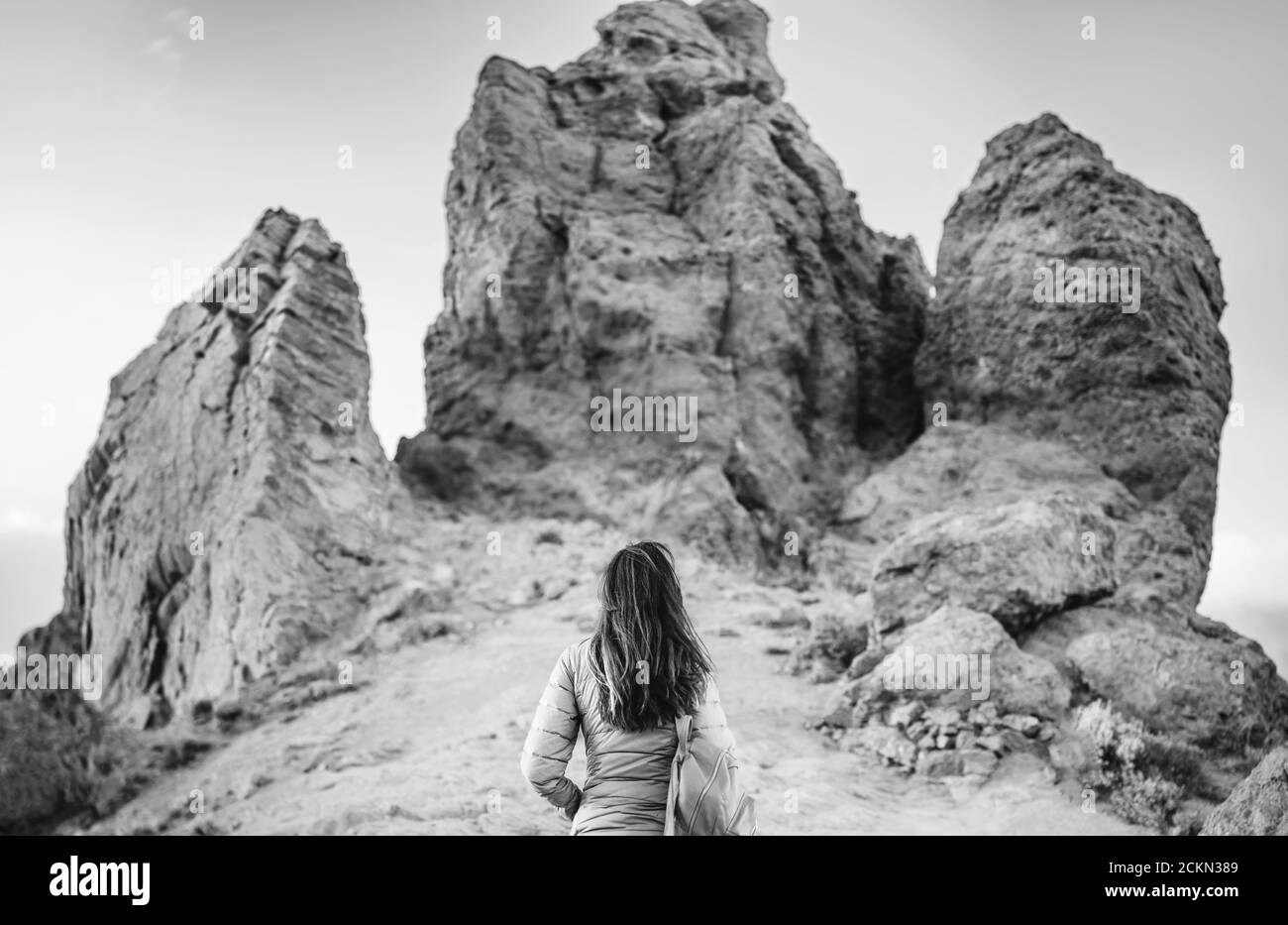 Jolie fille de brunette touristique marchant près des montagnes Banque D'Images