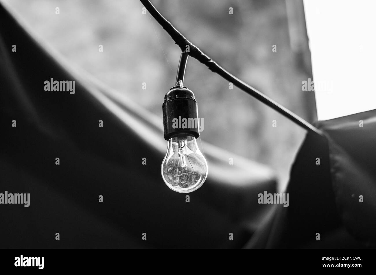 Photo noir et blanc de l'ampoule de la base. Photo artistique avec espace pour le texte. Banque D'Images