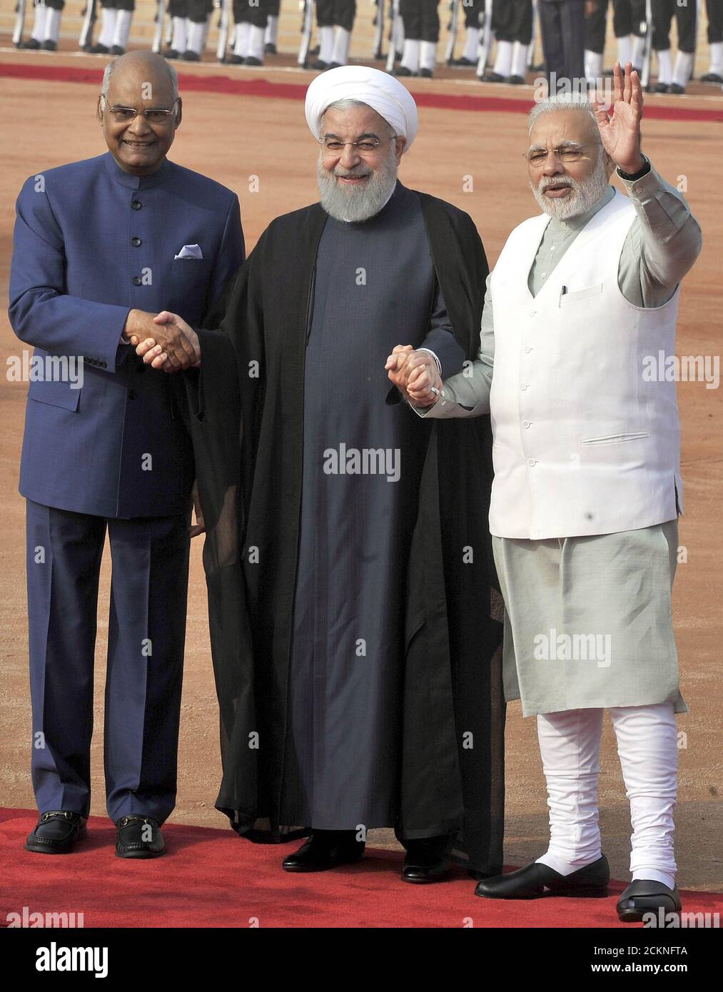 Le président indien RAM Nath Kovind et le Premier ministre Narendra Modi Bienvenue au président iranien Hassan Rouhani lors de sa réception cérémoniale à Le Pres Banque D'Images