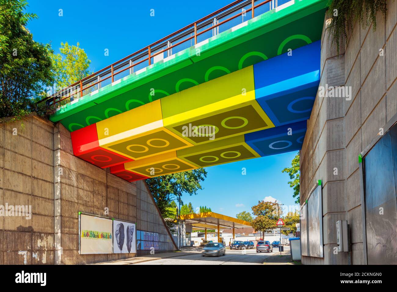 Le pont Lego à Wuppertal, en Allemagne. En 2011, le graffiti et artiste de rue Martin Heuwold repeint le pont en brique Lego. Banque D'Images