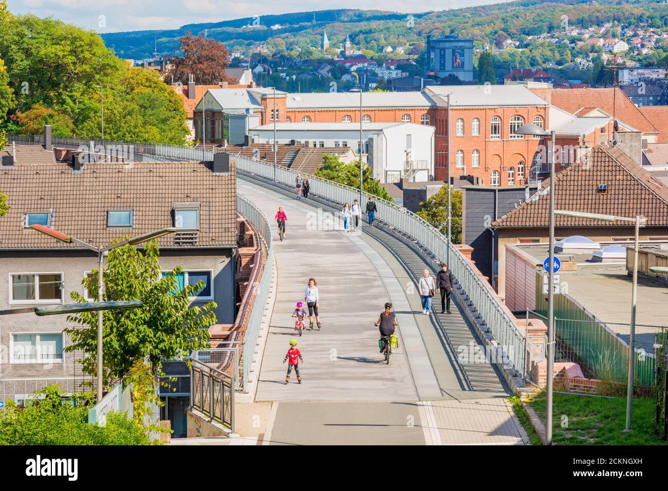 La Nordbahntrasse à Wuppertal, en Allemagne, est un chemin de pied, de vélo et de patineuse en ligne d'environ 22 km de long sur une ancienne ligne de chemin de fer surélevée Banque D'Images
