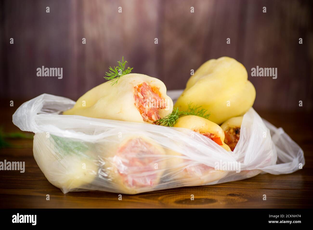 poivrons farcis crus congelés sur une table en bois Banque D'Images