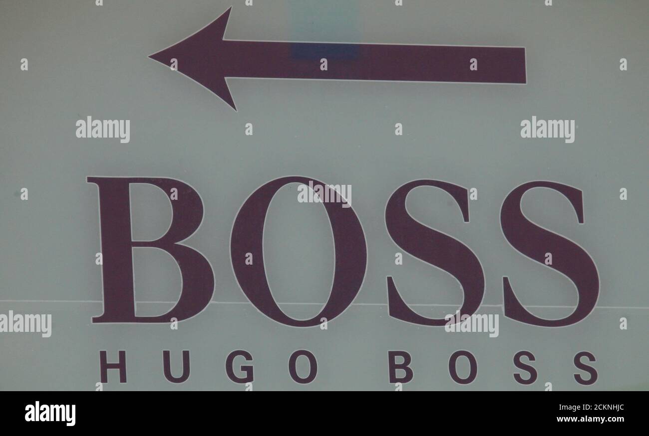 Le logo de la boutique Hugo Boss est visible dans un centre commercial du  village de magasins d'usine de Belaya datcha à l'extérieur de Moscou,  Russie, le 23 avril 2016. REUTERS/Grigory Dukor