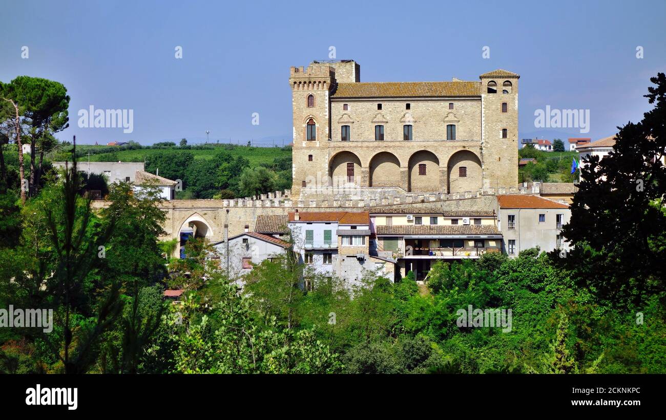 VEW du château de Crecchio petit village médiéval dans la province de Chieti, Abruzzo / Italie Banque D'Images