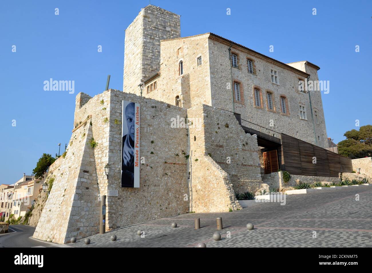 France, côte d'azur, Antibes, le château Grimaldi abrite le musée Picasso où sont exposées des peintures et des céramiques de Pablo Picasso. Banque D'Images
