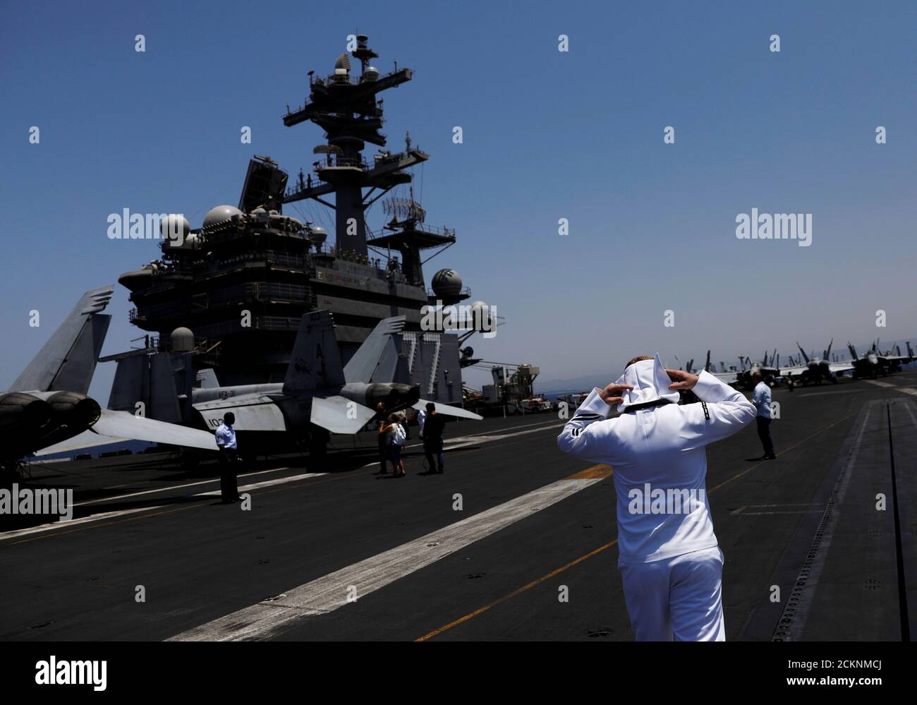 Un soldat marche sur le quai du porte-avions américain USS George H. W. Bush, alors qu'il arrime au port de Haïfa, Israël, le 3 juillet 2017. REUTERS/Ronen Zvulun Banque D'Images