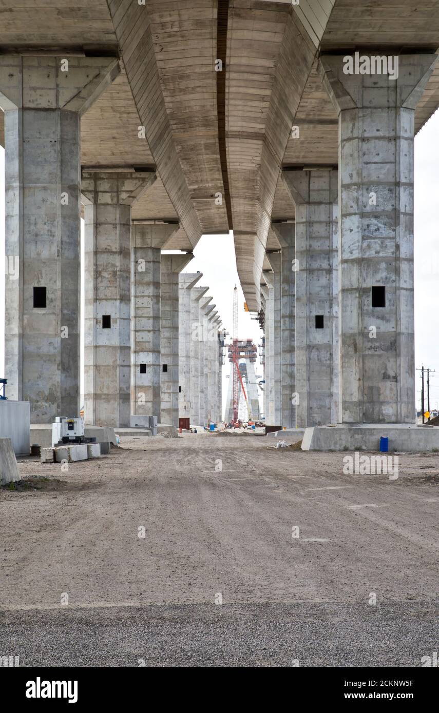 Construction du nouveau pont Corpus Christi Harbour Bridge, colonnes de support coudées et droites, Corpus Christi, Texas. Banque D'Images
