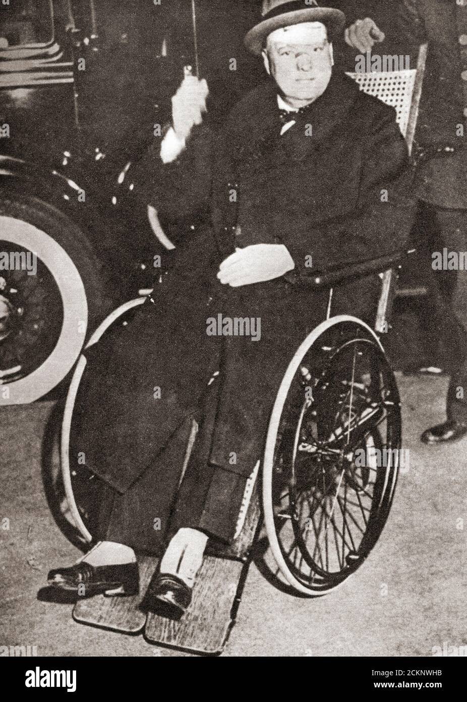 Winston Churchill, vu ici en quittant l'hôpital Lennox Hill, New York, Amérique en 1931, après avoir récupéré d'être frappé par un taxi. Sir Winston Leonard Spencer-Churchill, 1874 – 1965. Politicien britannique, officier de l'armée, écrivain et deux fois Premier ministre du Royaume-Uni. Banque D'Images