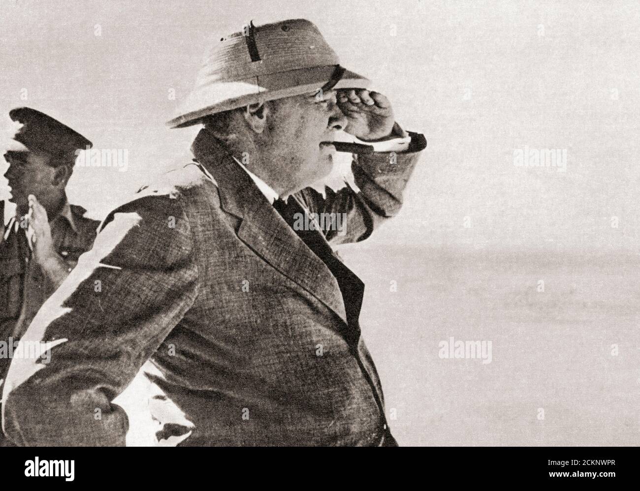 Dans le désert occidental, août 1942. Winston Churchill regardant les positions d'El Alamein. En août 1942, après l'arrêt de l'avance allemande dans le désert occidental, Sir Winston s'est envolé pour le Caire et a visité les positions d'Alamein. Il voulait voir par lui-même la cause de l'inverse qui avait englué nos forces supérieures et quels changements, le cas échéant, étaient nécessaires dans le commandement de ce vaste théâtre de guerre. Sir Winston Leonard Spencer-Churchill, 1874 – 1965. Politicien britannique, officier de l'armée, écrivain et deux fois Premier ministre du Royaume-Uni. Banque D'Images
