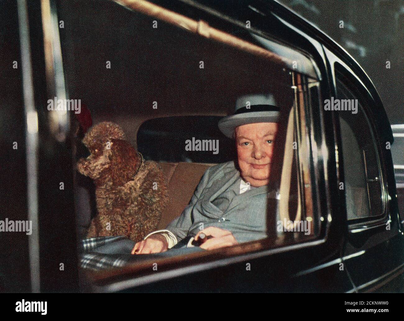 Winston Churchill, vu ici avec son animal de compagnie Rufus II Sir Winston Leonard Spencer-Churchill, 1874 – 1965. Politicien britannique, officier de l'armée, écrivain et deux fois Premier ministre du Royaume-Uni. Banque D'Images