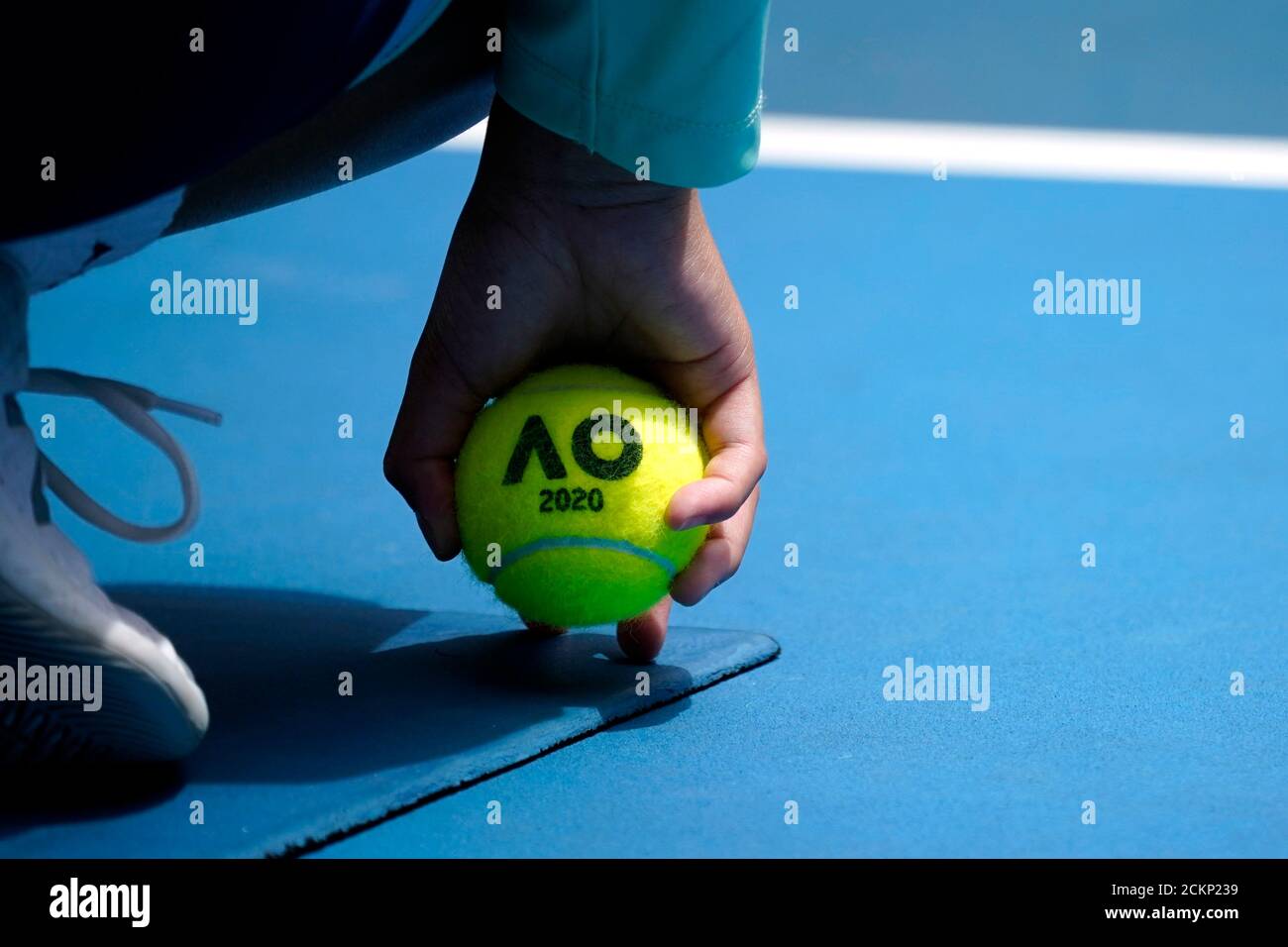 Tennis - Open d'Australie - quatrième tour - Melbourne Park, Melbourne,  Australie - le 27 janvier 2020 - UN joueur de baseball tient une balle de tennis  Open d'Australie pendant le match