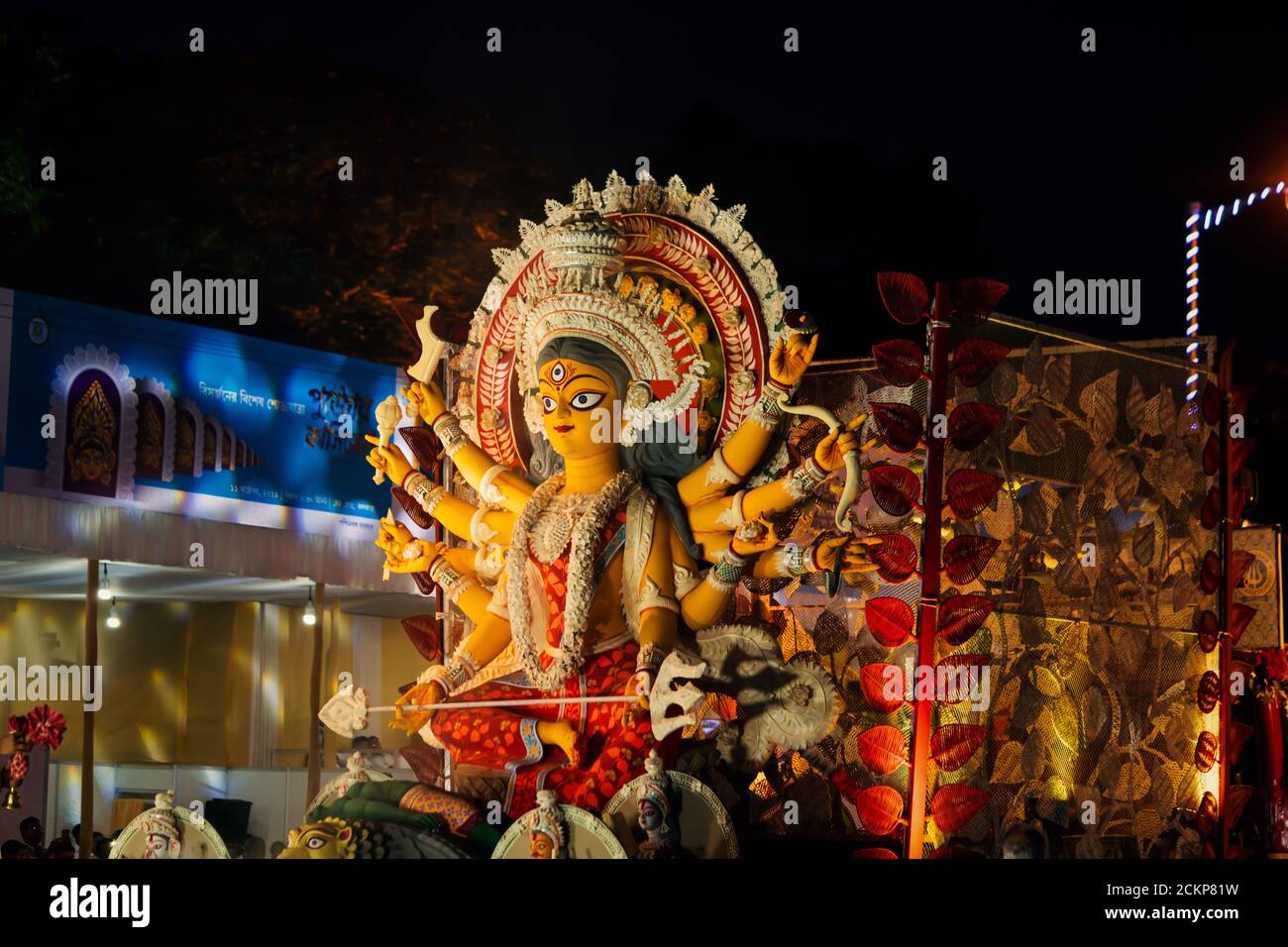 Bengale-Occidental, Inde, octobre 2019 : Déesse Durga idol en immersion le jour de la bijaya dashami. Personnes célébrant Durga Puja. Fête indienne Banque D'Images