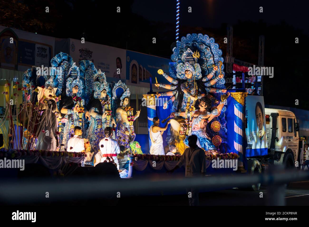 Kolkata, Inde, octobre 2019 : le prêtre adorant et les dévotés priant à la déesse Durga. Durga Puja fête joyeuse au Carnaval. Banque D'Images