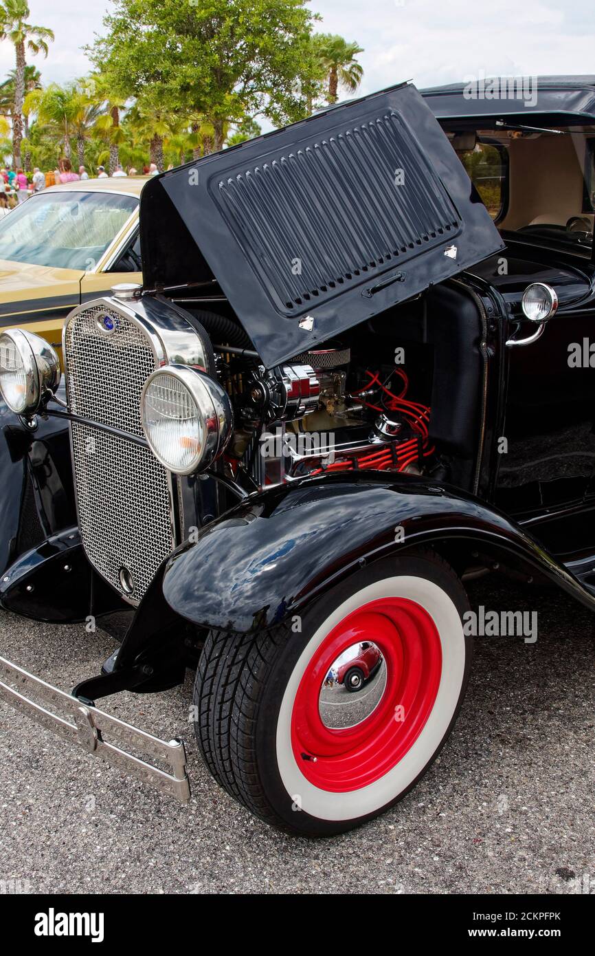 1930 Ford Street Rod, noir, roues rouges, moteur, gros plan, voiture d'époque, vieux, transport Banque D'Images