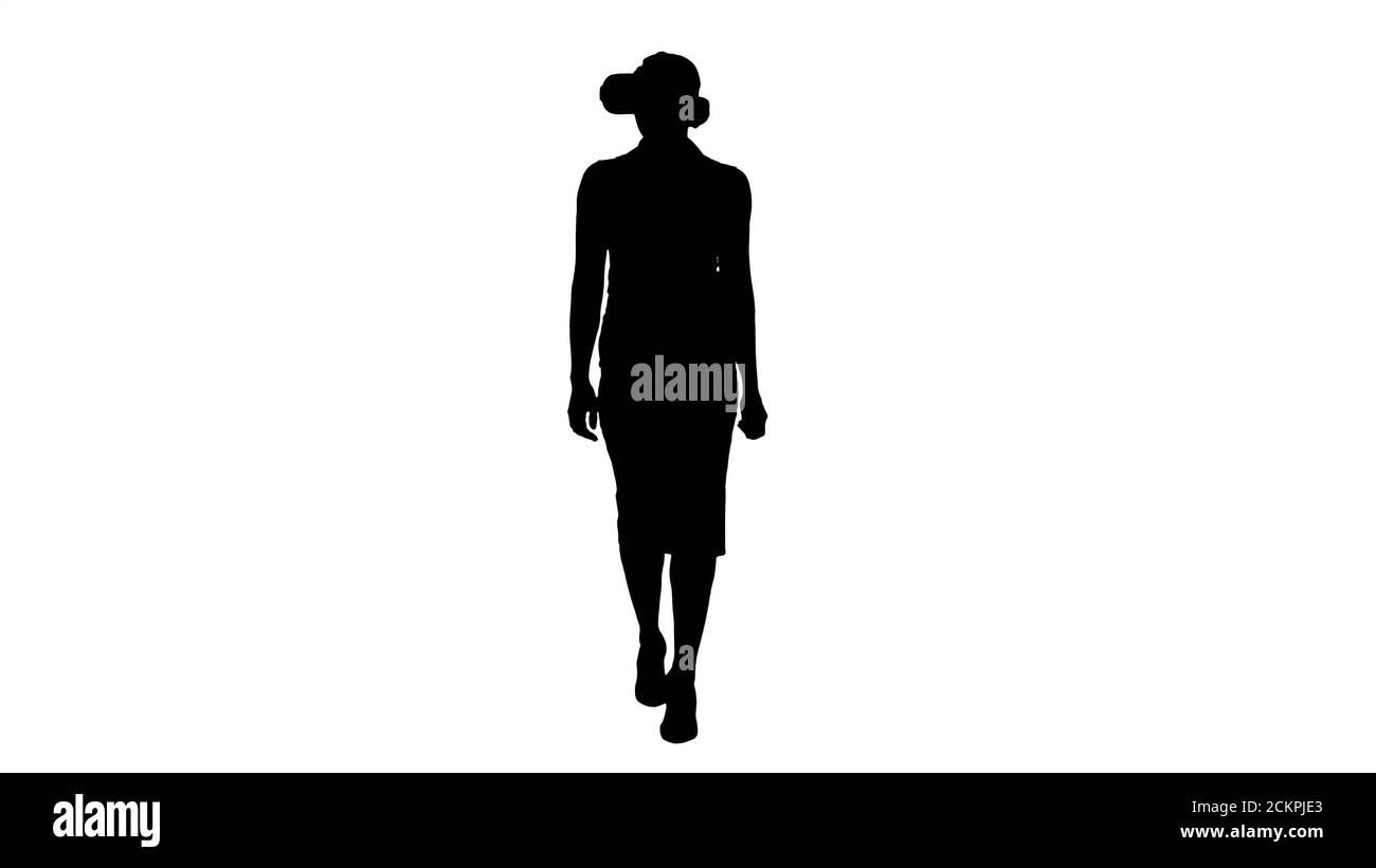 Silhouette Walking jeune femme utilisant des lunettes vr. Banque D'Images