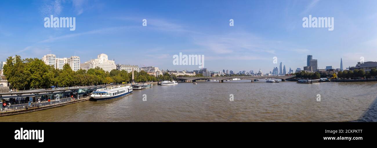 Vue panoramique vers l'est le long de la Tamise depuis Embankment Pier jusqu'à Shell-Mex House, le pont de Waterloo et les gratte-ciels de la ville de Londres Banque D'Images