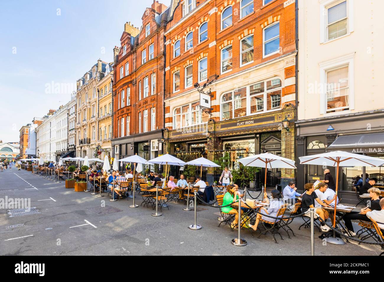 En plein air, en bordure de la route pour le déjeuner, vous pourrez rencontrer, dîner, manger et boire dans la rue piétonne Henrietta Street, Covent Garden, Londres WC2 par une journée ensoleillée Banque D'Images