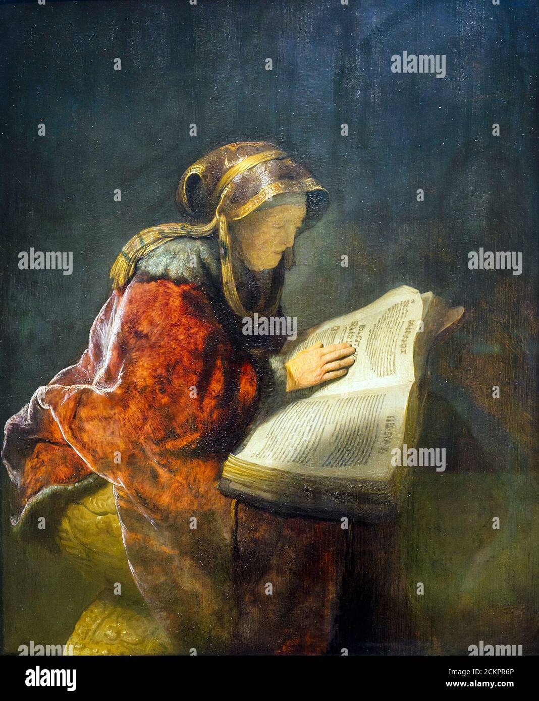 Une vieille femme lisant, probablement la prophétesse Hannah de Rembrandt Harmensz van Rijn (1606-1669) huile sur le panneau (1631) Banque D'Images