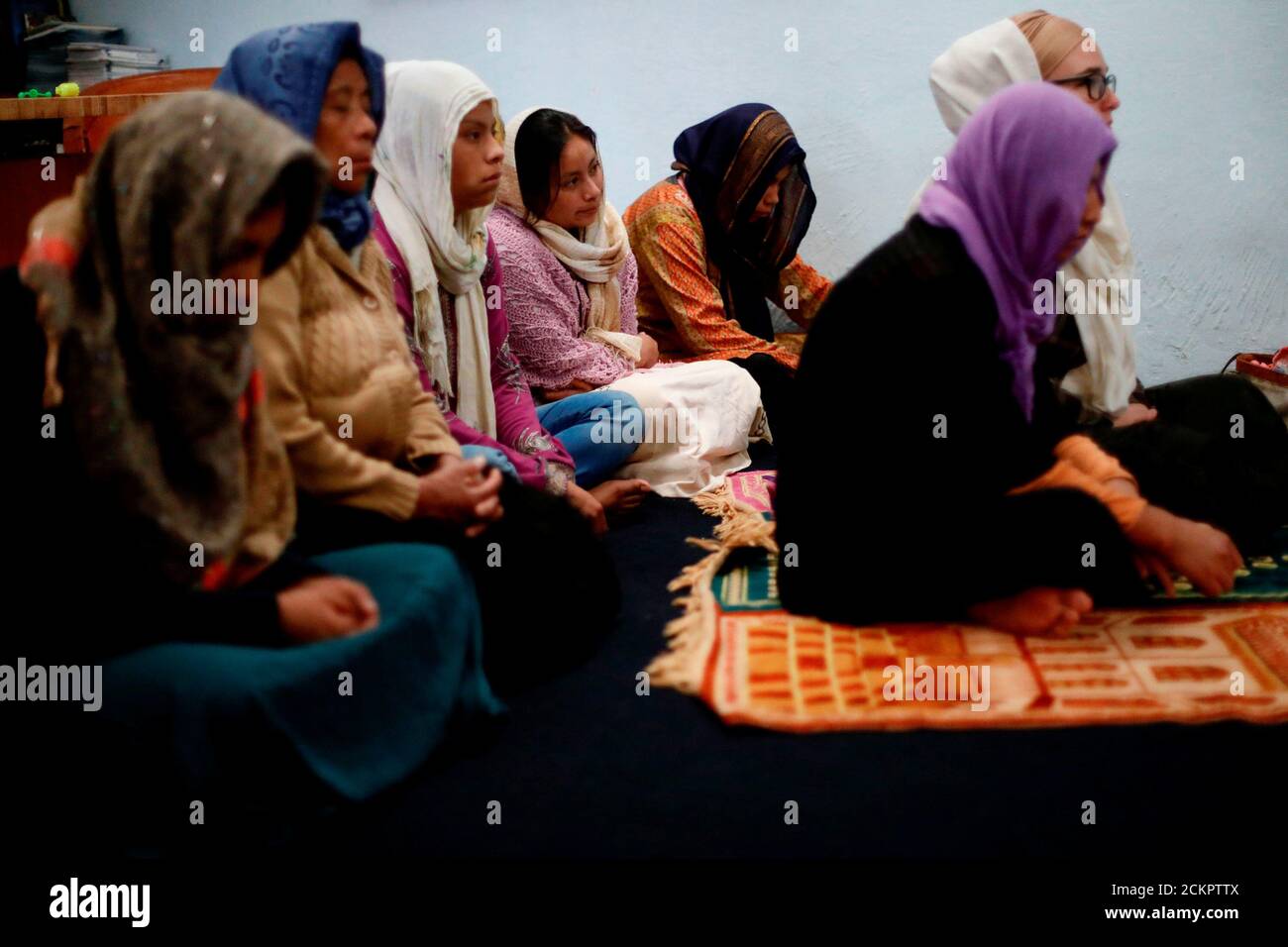 Les musulmans du groupe ethnique Tzotzil Maya participent aux prières du vendredi (Jummah), tout en portant des hijabs faits de châles maya traditionnels, à l'intérieur de la mosquée de la communauté musulmane Ahmadiyya à San Cristobal de las Casas, dans l'État du Chiapas, au Mexique, le 11 août 2017. REUTERS/EDGARD GARRIDO RECHERCHE 'TZOTZIL MAYA' POUR CETTE HISTOIRE. RECHERCHEZ « IMAGE PLUS LARGE » POUR TOUTES LES HISTOIRES. Banque D'Images