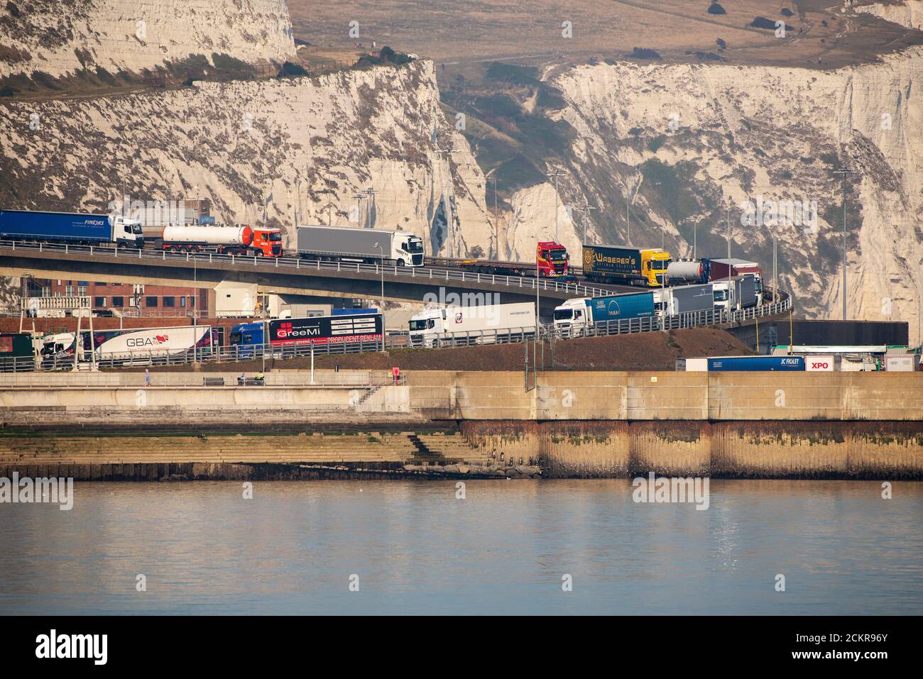 Dover, Kent, Angleterre, Royaume-Uni. 2020. Des camions sont mis en file d'attente sur l'autoroute A2 pour entrer dans le port de Douvres et un ferry transverse vers la France. Banque D'Images