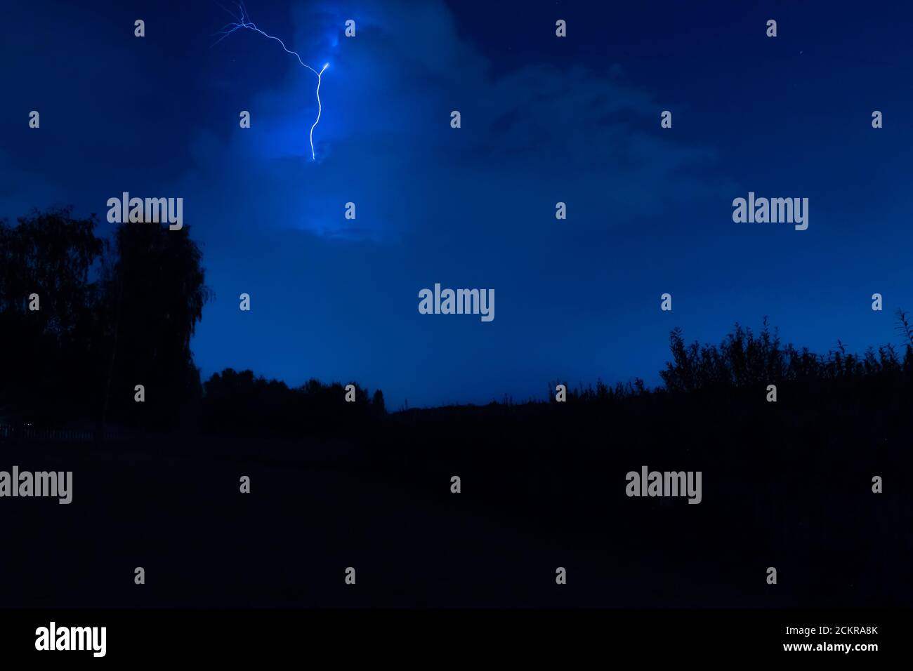 Éclair de fourche suspendu dans le ciel de nuit pendant la douche de météore de Persied à Ruislip Lido, Ruislip, Angleterre Banque D'Images