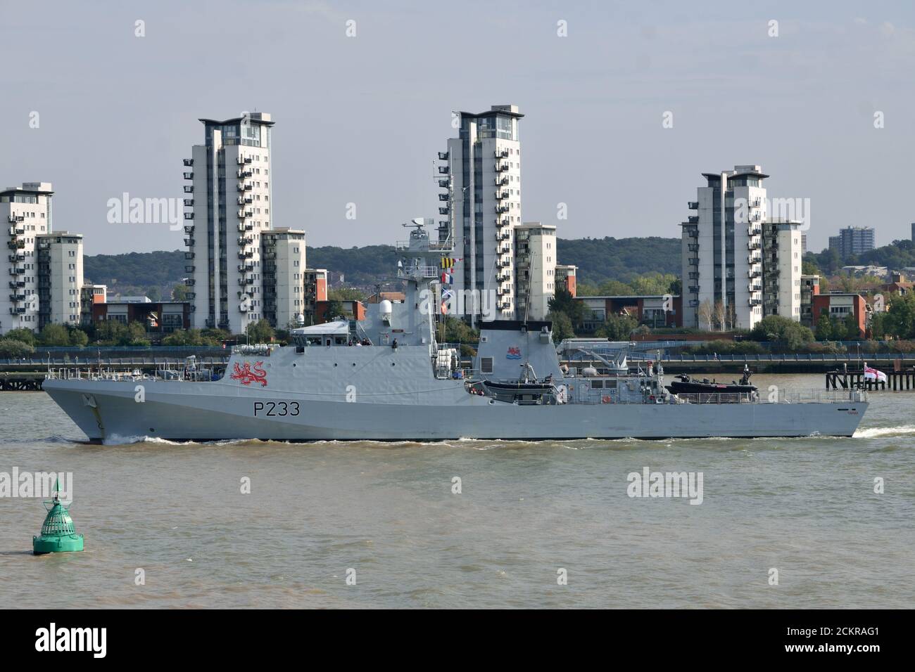 Le HMS Tamar, un navire de patrouille en mer de la Royal Navy de la classe des rivières du lot 2, descend la Tamise après avoir effectué sa première visite à Londres Banque D'Images