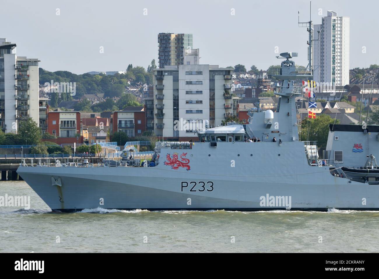 Le HMS Tamar, un navire de patrouille en mer de la Royal Navy de la classe des rivières du lot 2, descend la Tamise après avoir effectué sa première visite à Londres Banque D'Images