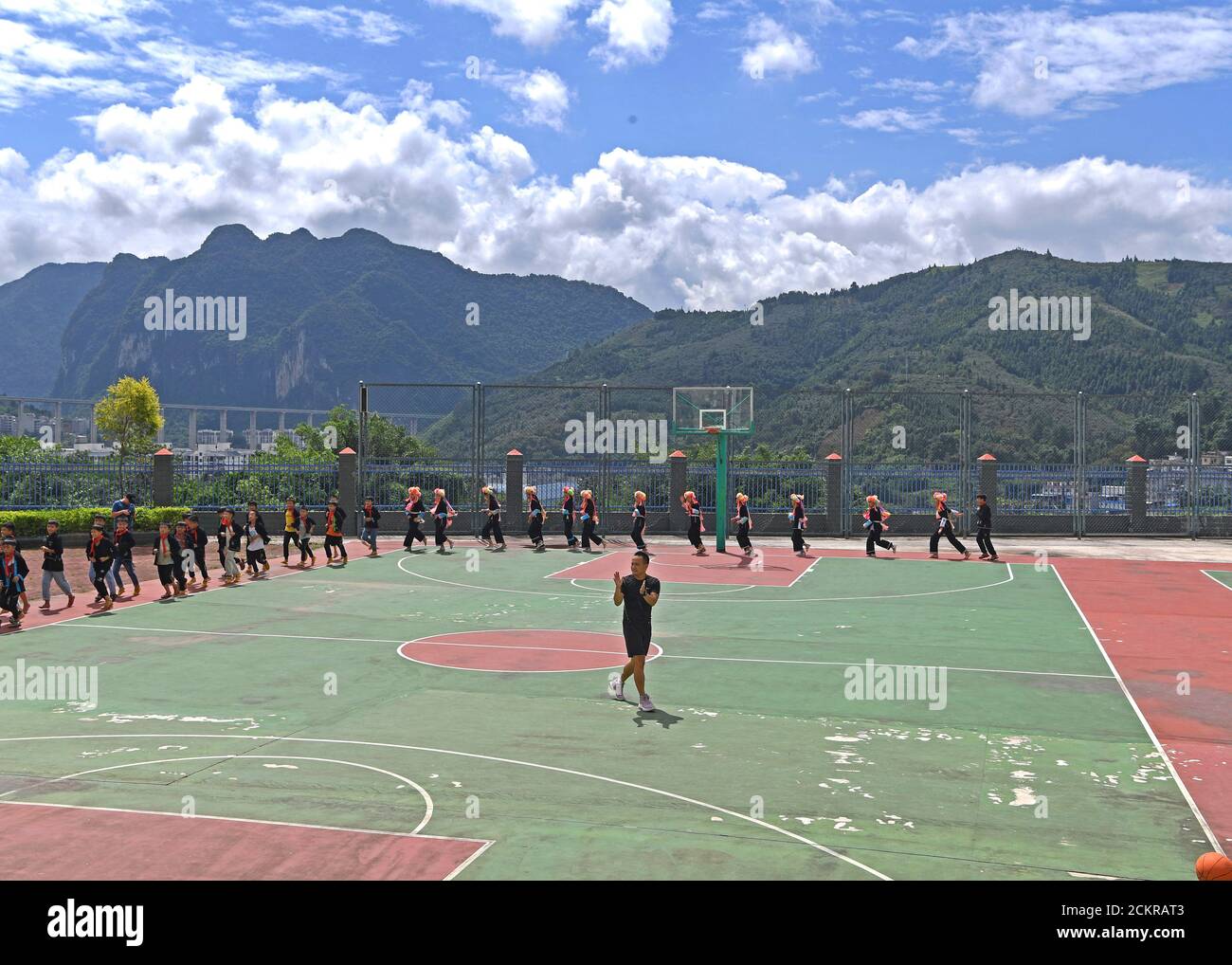 (200915) -- LINGYUN, 15 septembre 2020 (Xinhua) -- Shen Yequan (Front) et les élèves se réchauffent lors d'un cours de basket-ball à l'école primaire Lanjin, dans le canton de Sicheng, dans le comté de Lingyun, dans la région autonome de Guangxi Zhuang, dans le sud de la Chine, le 8 septembre 2020. Shen, 28 ans, est le seul professeur de PE de l'école du village. Il a été affecté à l'enseignement physique à l'école en 2018 après avoir obtenu un baccalauréat en sport. « en raison de nos efforts inconstants, les enfants ont un fort désir d'activités physiques. Je vais rester à mon poste ici pour aider les enfants ruraux à cultiver l'habitude de prendre Banque D'Images