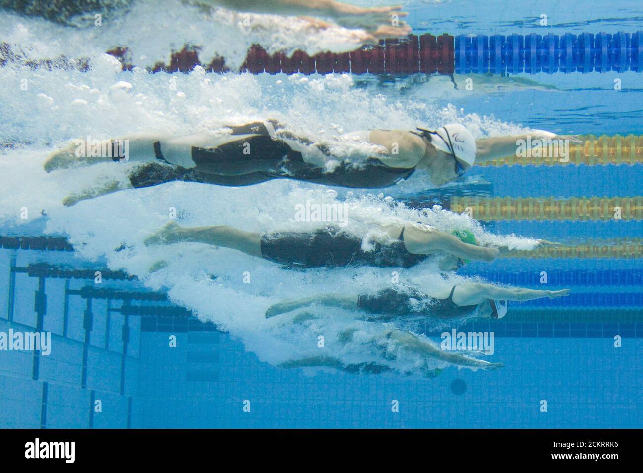 Beijing, Chine 9 septembre 2008: Troisième jour de la compétition aux Jeux paralympiques de Beijing: Démarrer SB8 100 mètres de course au sein chaleur préliminaire depuis une fenêtre sous-marine. ©Bob Daemmrich Banque D'Images