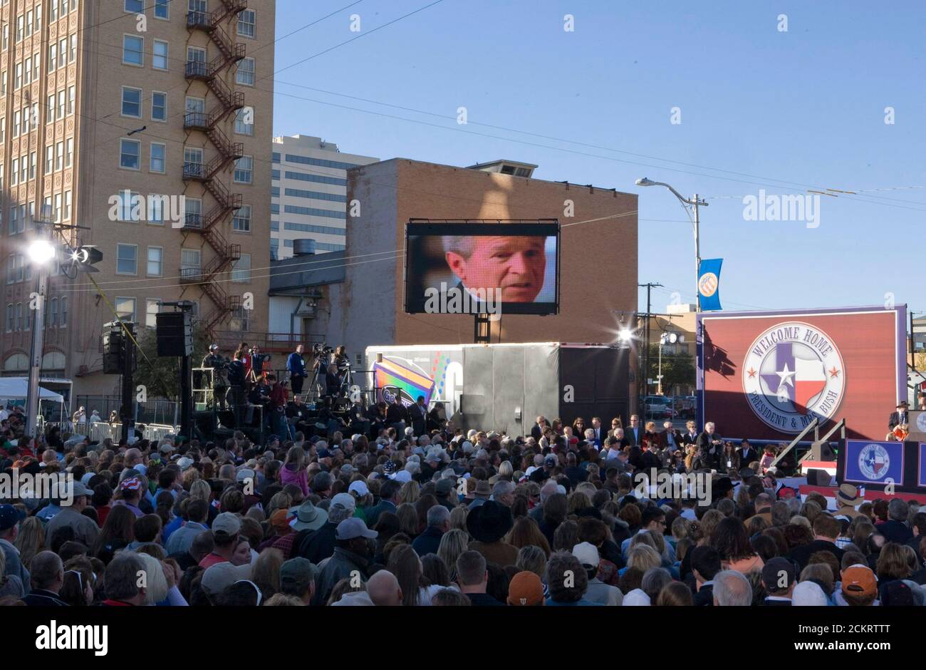 Midland, Texas le 20 janvier 2009 : l'ancien président George W. Bush et la femme Laura sont accueillis par 20,000 adeptes dans le centre-ville de Midland mardi après son retour de Washington en tant que citoyen privé après l'inauguration de Barack Obama. ©Bob Daemmrich Banque D'Images