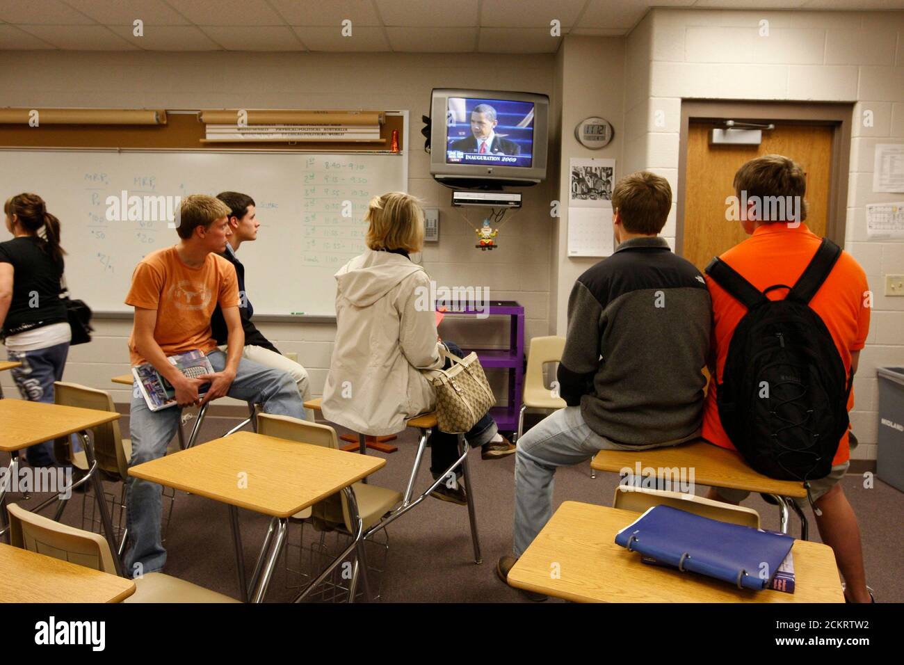 Midland, TX 20 janvier 2009: Les étudiants du gouvernement et de l'histoire à la Midland High School regardent l'inauguration du président Barack Obama à la télévision pendant la classe mardi. Pour usage éditorial uniquement. ©Bob Daemmrich Banque D'Images