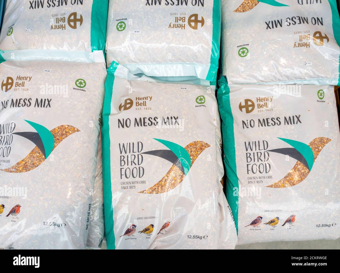 Une pile de grands sacs de Henry Bell aucun désordre mélanger la nourriture pour oiseaux sauvages à vendre dans un centre de jardin Dans le Yorkshire du Nord de l'Angleterre Banque D'Images