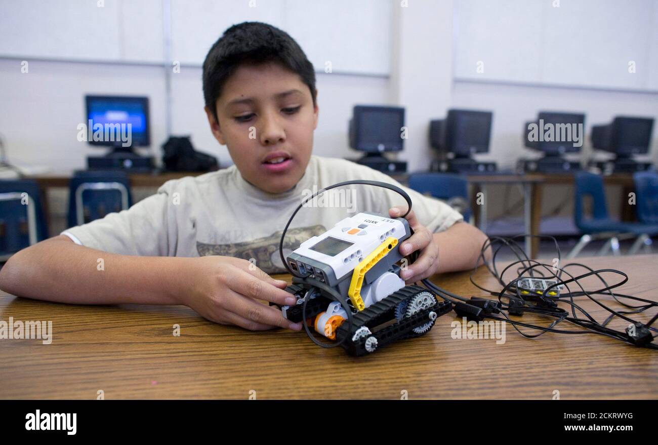 Austin, Texas, 5 décembre 2008 : 6e et 7e élèves qui ont fait la démonstration de créations robotiques pour les parents à la fin d'un semestre de travail en classe robotique avancée à la Kealing Middle School à Austin. ©Bob Daemmrich Banque D'Images