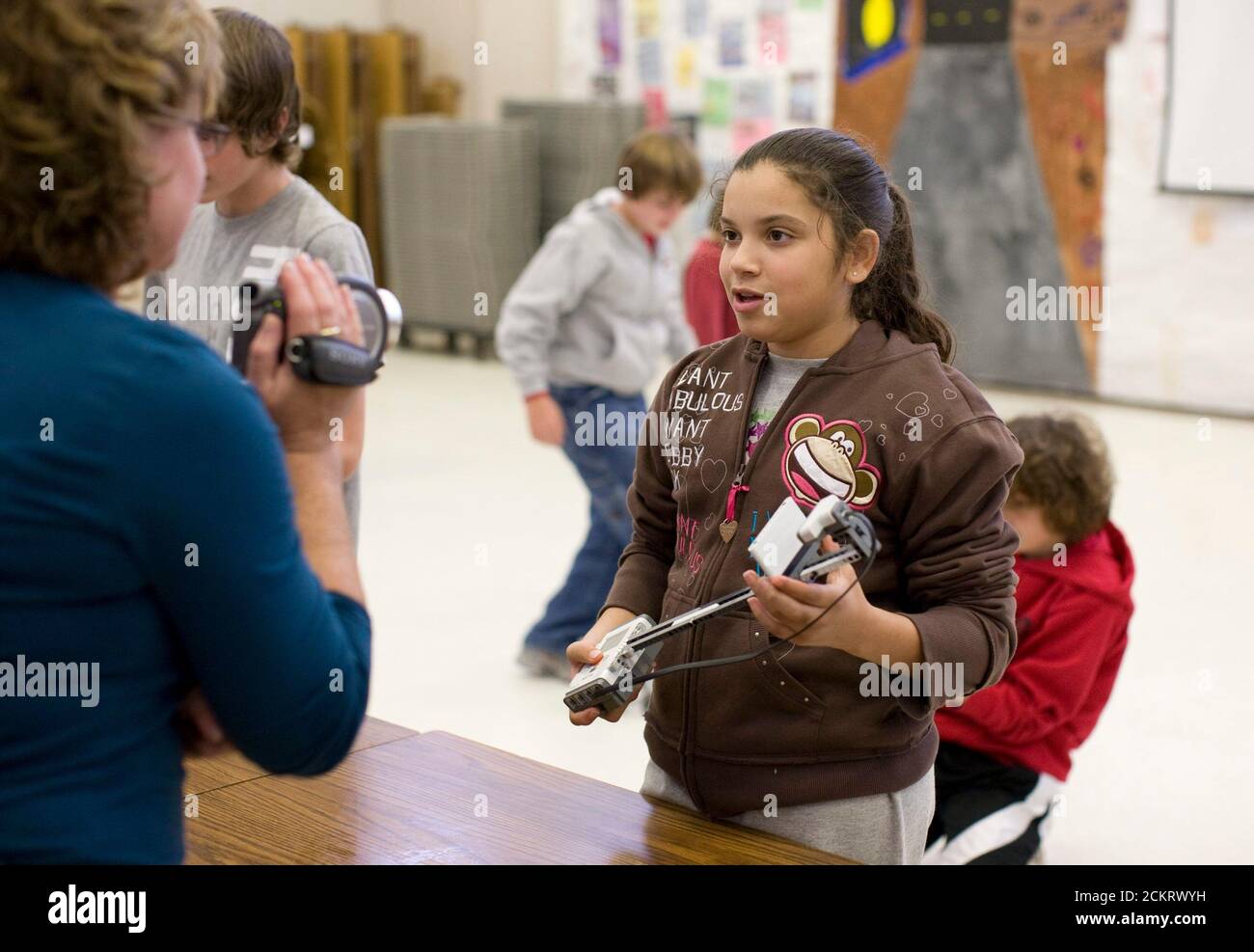 Austin, Texas, 5 décembre 2008 : 6e et 7e élèves qui ont fait la démonstration de créations robotiques pour les parents à la fin d'un semestre de travail en classe robotique avancée à la Kealing Middle School à Austin. ©Bob Daemmrich Banque D'Images