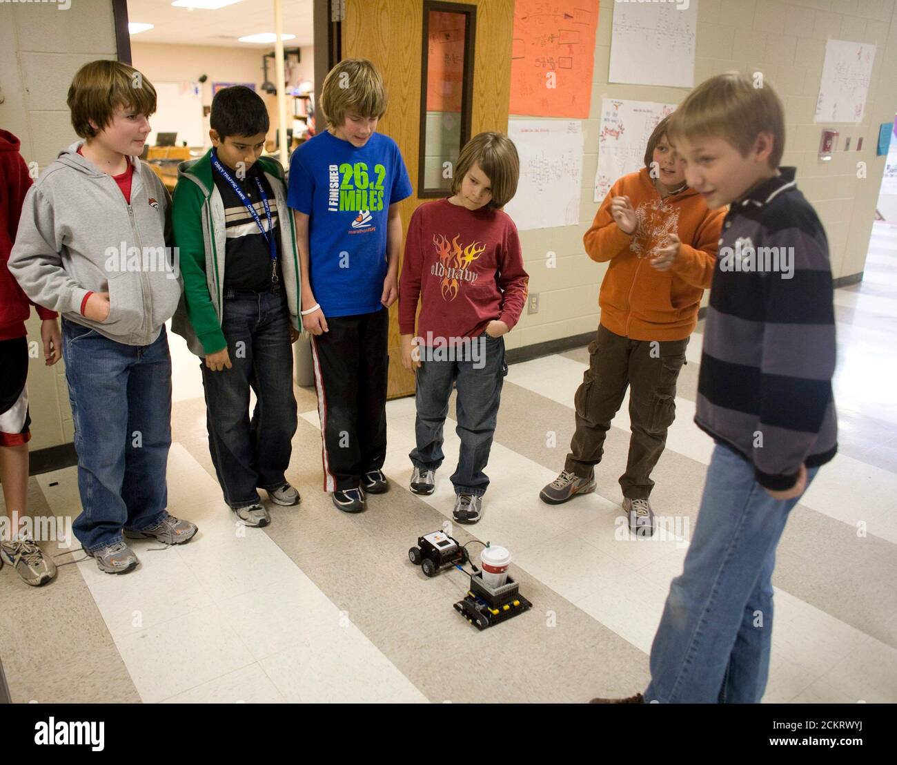 Austin, Texas, 5 décembre 2008 : 6e et 7e élèves qui ont fait la démonstration de créations robotiques pour les parents à la fin d'un semestre de travail en classe robotique avancée à la Kealing Middle School à Austin. ©Bob Daemmrich Banque D'Images