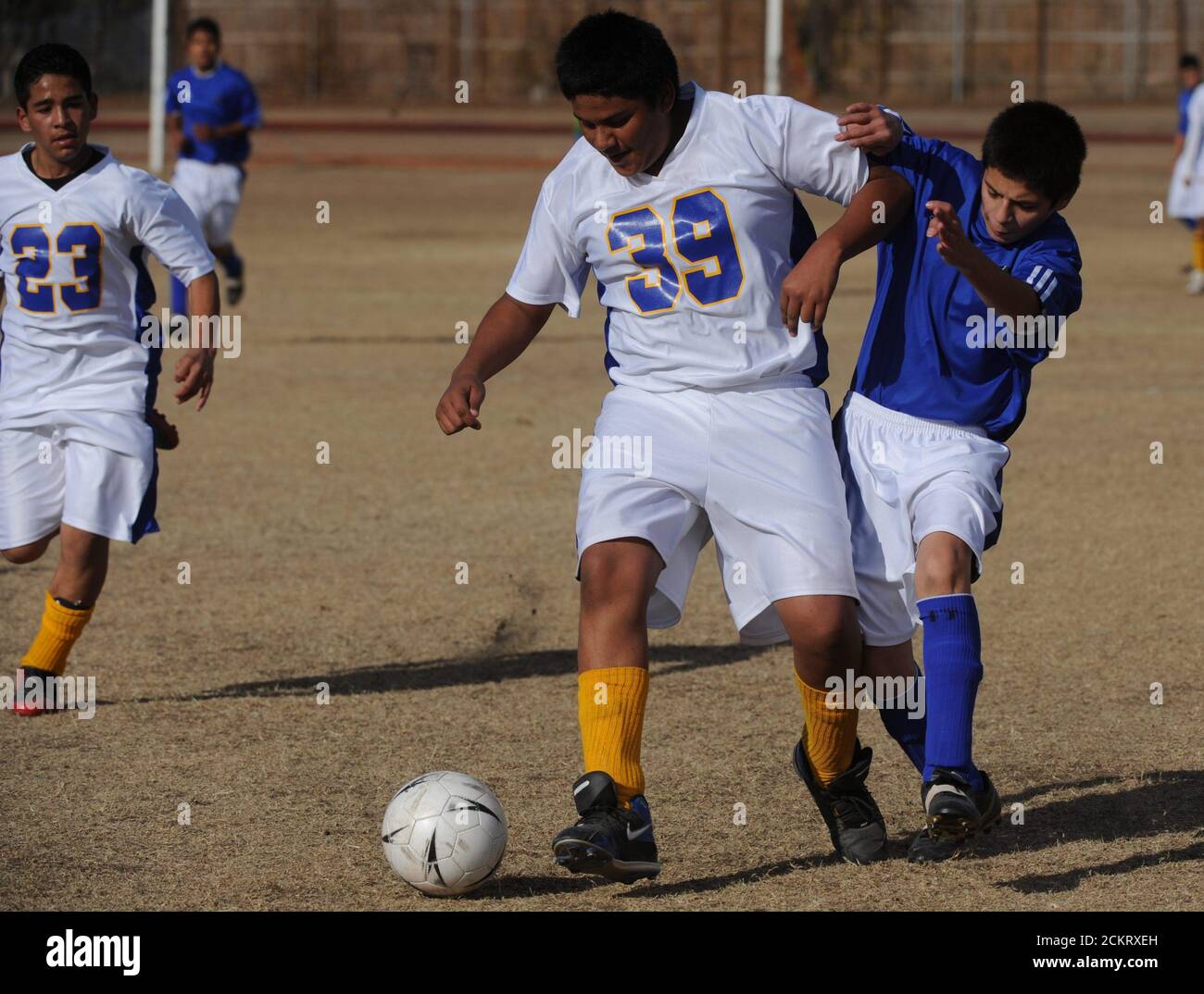 Austin, Texas, 15 décembre 2008: Match de football entre Martin Middle School (blanc) et Webb Middle School (bleu) dans la ligue de samedi à Austin. La majorité des joueurs sont des garçons hispaniques de septième et huitième année. ©Bob Daemmrich Banque D'Images