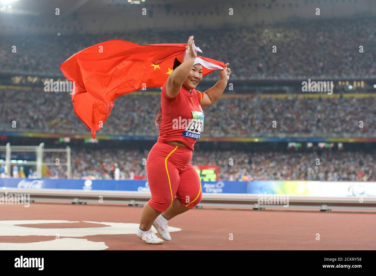 Beijing, Chine 12 septembre 2008: Sixième jour de la compétition sportive aux Jeux paralympiques de 2008 avec (1323) Jimisu Menggen, de Chine, qui fait le tour de la piste après sa victoire dans le discus féminin F40 aux Jeux paralympiques de samedi. ©Bob Daemmrich Banque D'Images