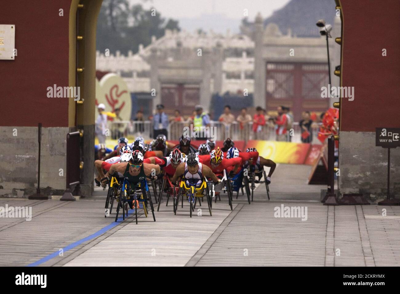 Beijing, Chine 14 septembre 2008: Dixième jour de compétition sportive aux Jeux paralympiques de 2008 montrant les concurrents de course en fauteuil roulant de marathon pour hommes dans la classe T54 à travers le centre-ville de Beijing en route vers le stade national. L'événement a été remporté par le australien Kurt Fearnley (1057). ©Bob Daemmrich Banque D'Images