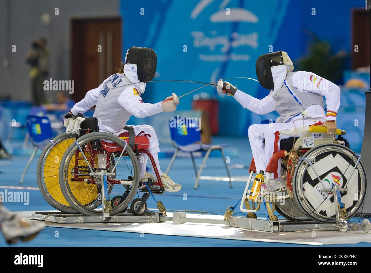 Beijing, Chine 13 septembre 2008: Jour 8 de la compétition sportive aux Jeux paralympiques de Beijing montre Fang Yao de Chine (l) contre Gema Victoria Hassen d'Espagne (r) dans les tours préliminaires individuels d'épée des femmes aux Jeux paralympiques. ©Bob Daemmrich Banque D'Images