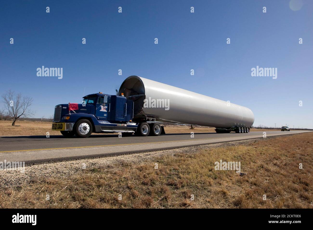 San Angelo, Texas, 21 janvier 2009 : une section de moulin à vent pour le parc éolien de l'ouest du Texas roule sur camion sur l'autoroute 87 entre Big Spring et San Angelo, Texas, alors que les compagnies d'énergie continuent d'investir dans l'énergie éolienne de l'ouest du Texas. ©Bob Daemmrich Banque D'Images