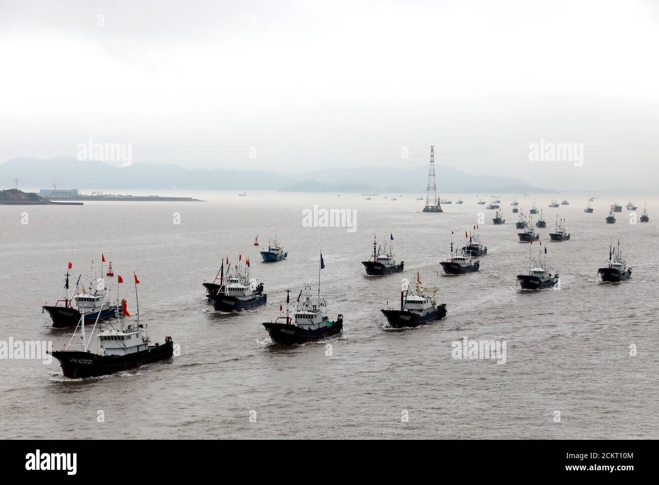 Zhoushan, province chinoise de Zhejiang. 16 septembre 2020. Des bateaux de pêche naviguent jusqu'à la mer de Chine orientale à Zhoushan, province de Zhejiang, en Chine orientale, le 16 septembre 2020. Des bateaux de pêche ont quitté les ports de la province de Zhejiang mercredi à midi, marquant ainsi la fin de l'interdiction estivale de pêche de quatre mois et demi en mer de Chine orientale. Credit: Yao Feng/Xinhua/Alay Live News Banque D'Images