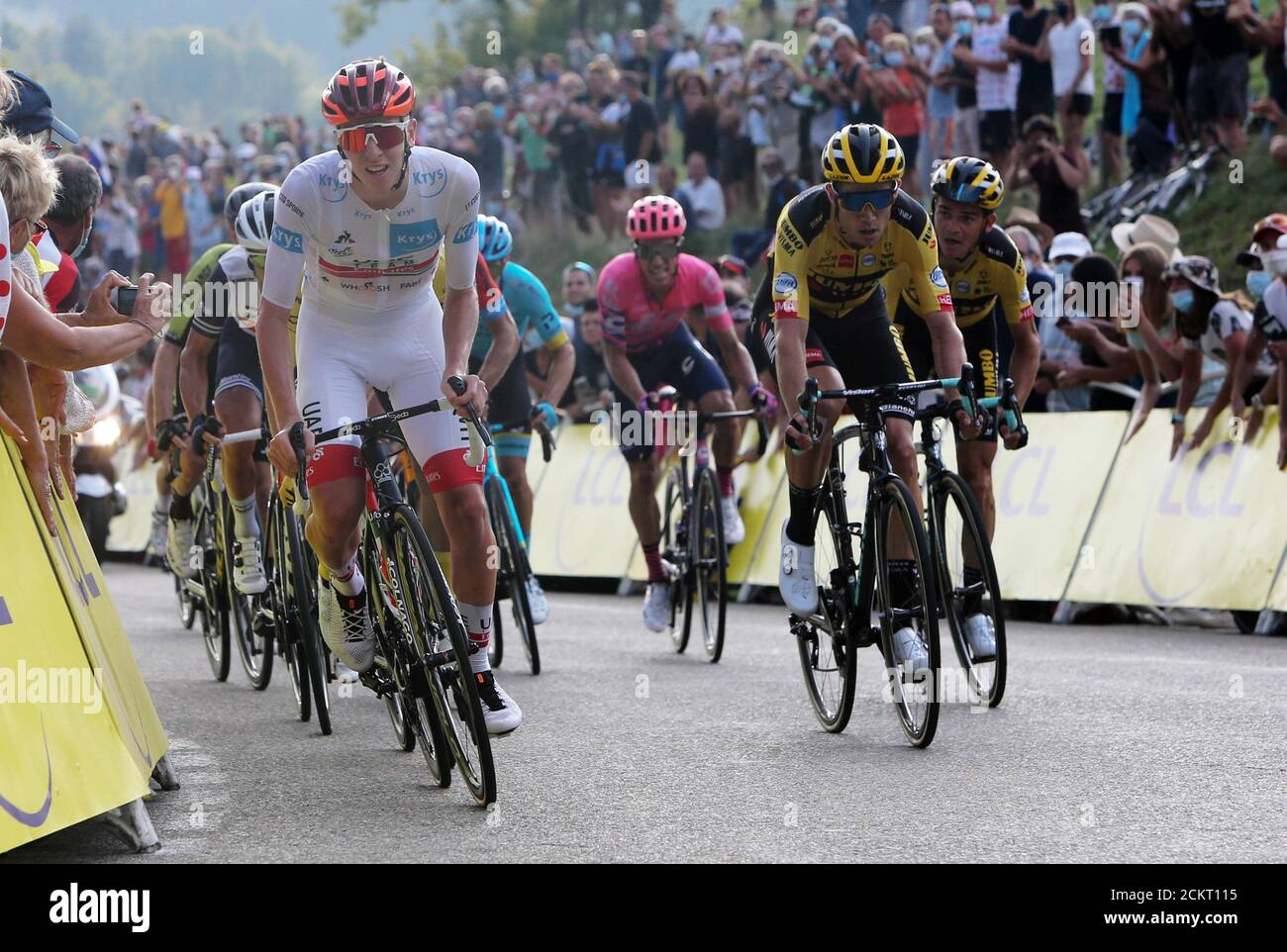 Tadej Pogacar de UEA Emirates et Wout Van Aert de Team Jumbo - Visma pendant le Tour de France 2020, course cycliste 16, la Tour-du-PIN - Villard- Banque D'Images