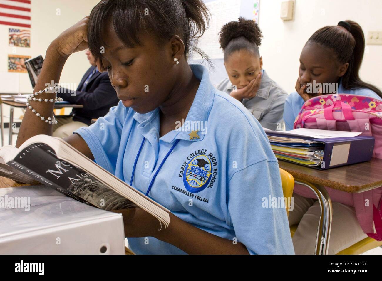 Dallas, Texas, 1er octobre 2008 : les élèves de neuvième année suivent des cours dans une école secondaire du collège tôt où les élèves s'engagent par écrit à passer toutes les classes et à suivre un collège de deux ou quatre ans après leur diplôme. Les étudiants en classe anglaise lisent et étudient les « Expiation » d'Ian McEwan. ©Bob Daemmrich Banque D'Images