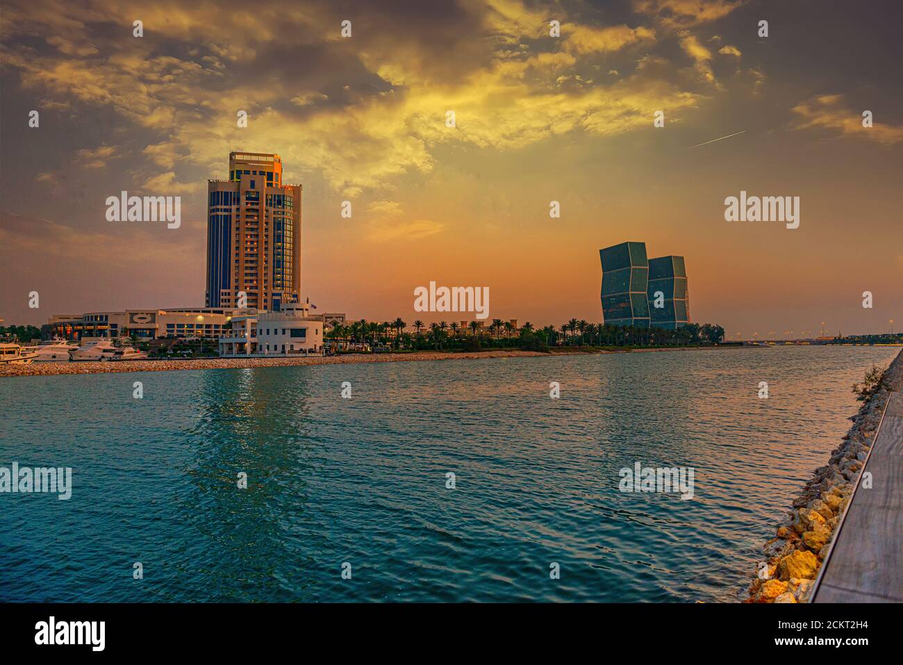 Lusail, Doha Qatar, Ritz Carlton Hotel avec tour Zig-zag vue coucher de soleil Banque D'Images