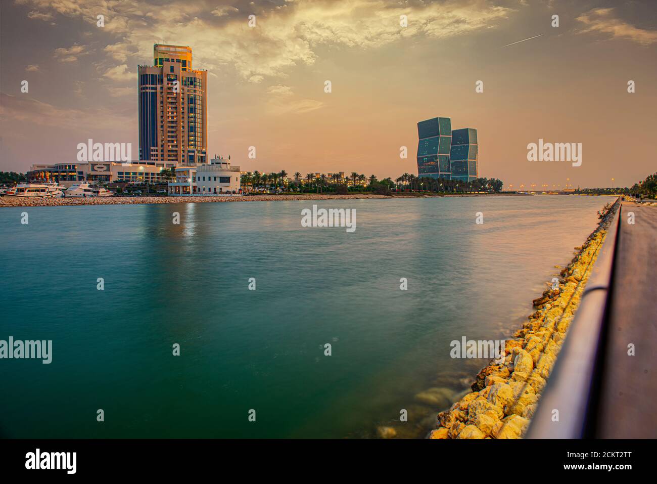 Lusail, Doha Qatar, Ritz Carlton Hotel avec tour Zig Zag avec fontaine vue sur le coucher du soleil Banque D'Images