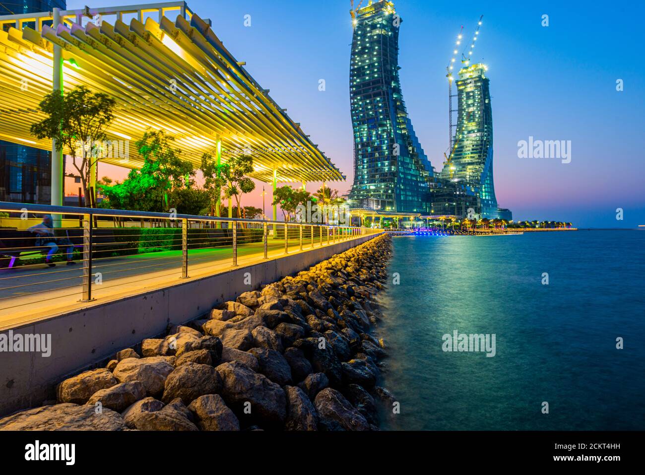 Lusail, Doha Qatar, Ritz Carlton Hotel avec tour Zig Zag avec fontaine vue sur le coucher du soleil Banque D'Images