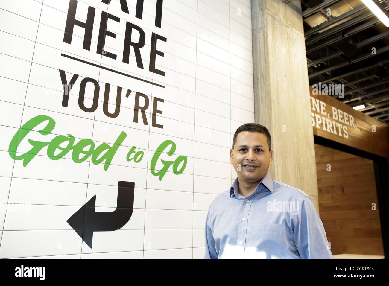 Dilip Kumar, vice-président, distribution physique et technologie pour  Amazon, est photographié dans un magasin d'alimentation grand format sans  paiement à Seattle, Washington, États-Unis, le 21 février 2020. Photo prise  le 21 février