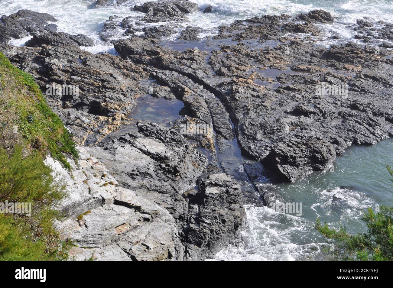 Pistes à travers le rocher de Prussia Cove dans Cornwall. Les voies étaient formées par les roues de charrettes utilisées pour accéder à la rive pour le déchargement des bateaux. Pauss Banque D'Images